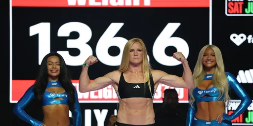 Бывшая чемпионка UFC Холм одержала победу в боксерском поединке в Анахайме