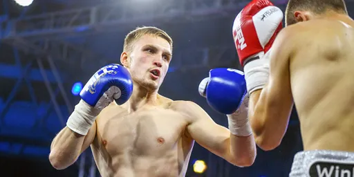 Российский боксер Шумков победил болгарина Росенова и стал чемпионом Европы по боксу