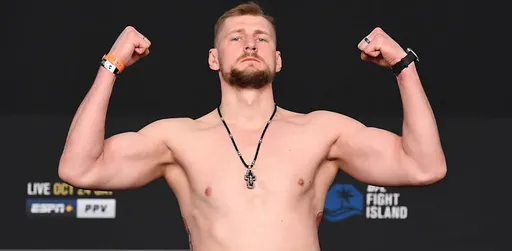 Российский боец UFC Волков продемонстрировал навыки стрельбы в США