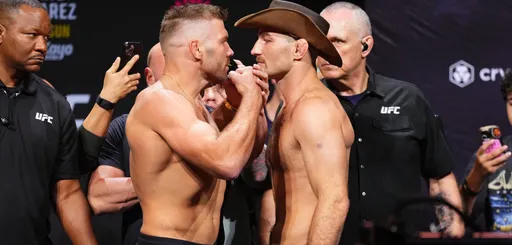 Дю Плесси победил Стрикленда в реванше и защитил пояс чемпиона UFC в среднем весе