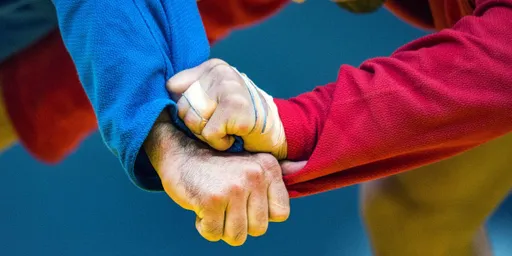 Тренер сборной России по самбо считает обоснованным решение FIAS отменить рукопожатия между россиянами и украинцами