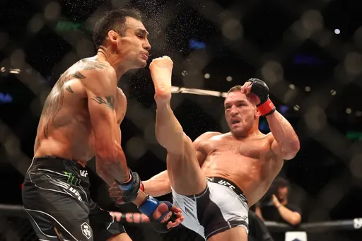 Стали известны имена обладателей бонусов турнира UFC 274: Оливейра – Гейджи