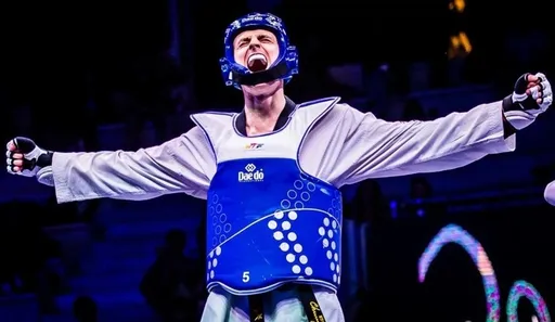 Российский тхэквондист Ларин вышел в четвертьфинал Олимпиады