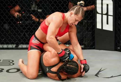Кайла Харрисон техническим нокаутом победила Джену Фабиан на PFL 8