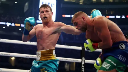 Альварес досрочно победил Сондерса, объединив три чемпионских титула
