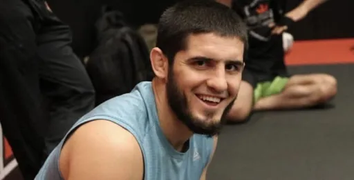 Махачев потроллил Адесанью после победы над Хукером на UFC 267