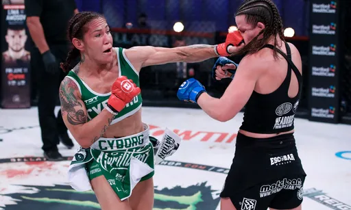 Сайборг победила Смит на турнире Bellator 259
