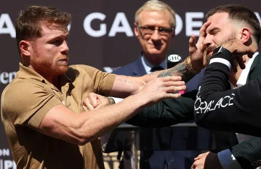 Сауль Альварес назвал причину драки с Калебом Плантом на дуэли взглядов