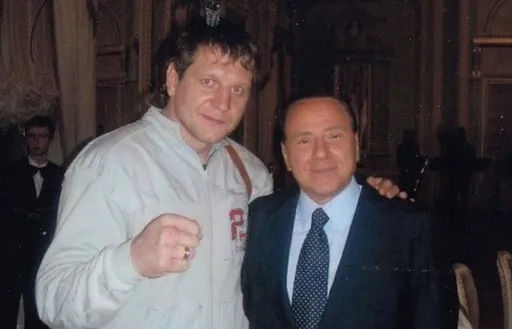 Александр Емельяненко показал архивное фото с Сильвио Берлускони