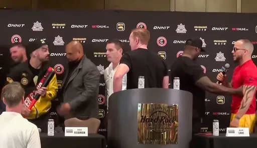 Майк Перри угрожал битой Джулиану Лейну на пресс-конференции перед BKFC: Knucklemania 2