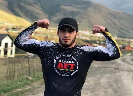 Нухкадиев досрочно победил Тарханова на AMC Fight Nights 102