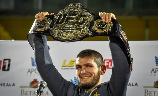 Оливейра и Чендлер сразятся за вакантный пояс UFC в легком весе