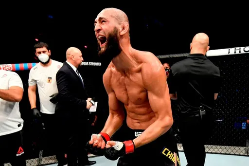 Чимаев победил Джинлианга удушающим приемом на UFC 267