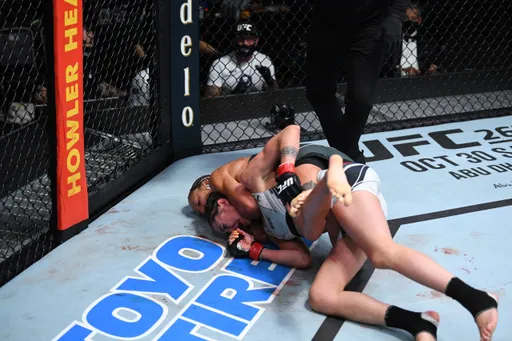 Агапова задушила Мазо на турнире UFC Fight Night 194