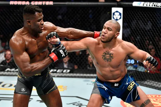 Стали известны гонорары участников UFC 270