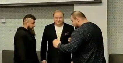 Макс Топор и Денис Вильданов устроили драку на пресс-конференции перед турниром «Буря на Волге»