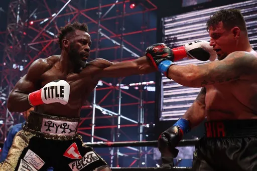 Экс-чемпион UFC Мир проиграл в дебютном боксерском поединке