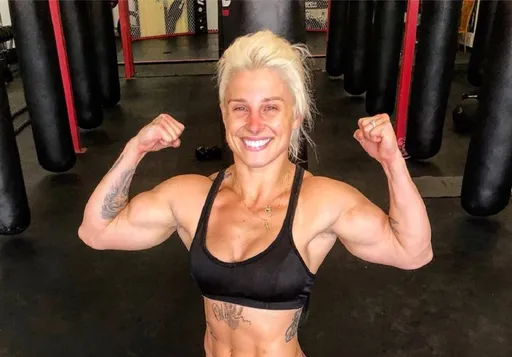 Девушка-боец UFC Голди поделилась откровенным снимком
