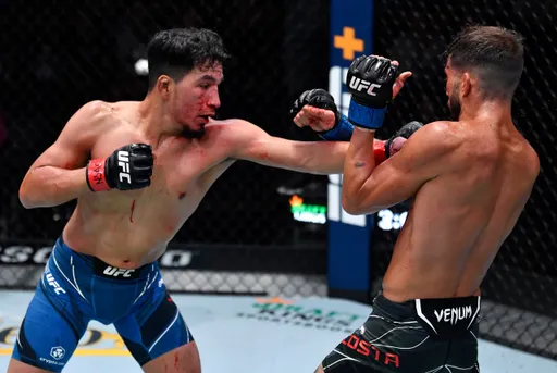 Яниз победил Косту техническим нокаутом на UFC on ESPN 27