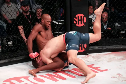 Логан Сторли победил Майкла Пейджа и завоевал титул временного чемпиона Bellator в полусреднем весе