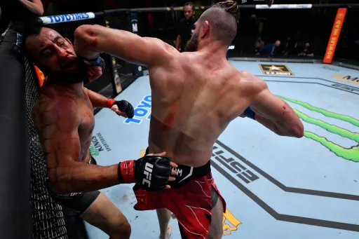 Прохазка победил Рейеса нокаутом на турнире UFC on ESPN 23