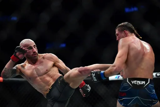 Стали известны обладатели бонусов на UFC 266