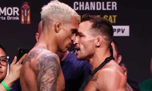 Оливейра нокаутировал Чендлера и стал чемпионом UFC в легком весе