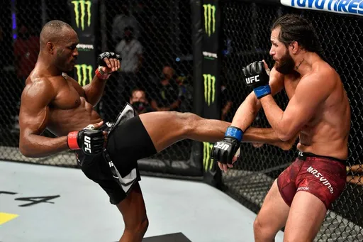 Усман нокаутировал Масвидаля на турнире UFC 261