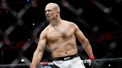Джуниор дос Сантос обвинил UFC в непрофессионализме