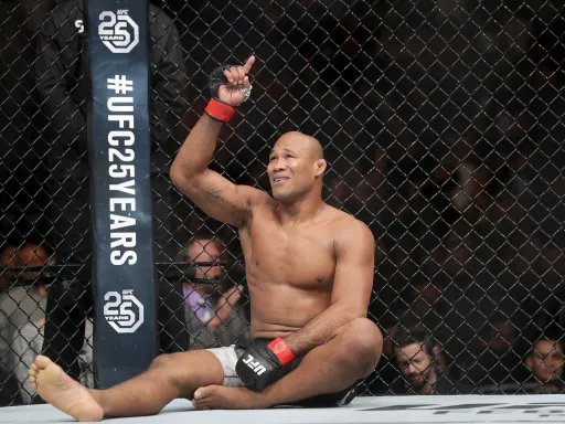 ТОП-10 звезд MMA, завершивших карьеру в 2021 году: травмы, проблемы с сердцем и смерть друга