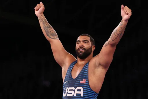 Олимпийский чемпион Стивенсон завершил карьеру в борьбе и перешел в WWE