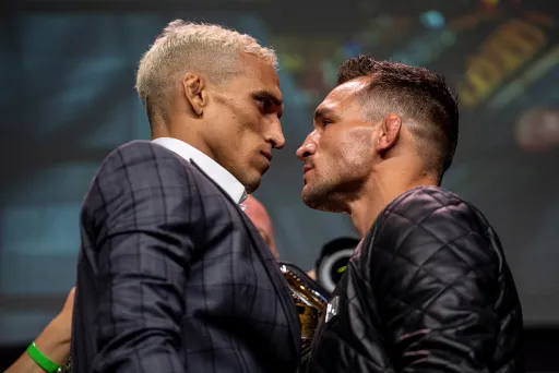 Оливейра и Чендлер провели битву взглядов перед UFC 262