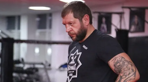 Александр Емельяненко продемонстрировал упражнение для укрепления кистей