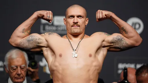 Александр Усик пообщался с чемпионским поясом WBA