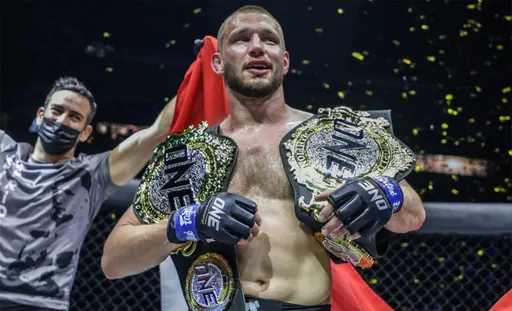 Ренье де Риддер защитил титул ONE Championship в среднем весе и бросил вызов Анатолию Малыхину