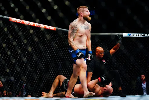 Крис Докас победил Шамиля Абдурахимова техническим нокаутом на UFC 266