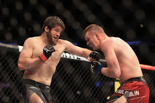 Алиасхаб Хизриев победил Дениса Тюлюлина удушающим приемом на UFC Columbus