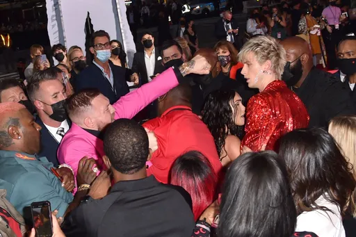 Президент UFC прокомментировал потасовку Макгрегора с Machine Gun Kelly