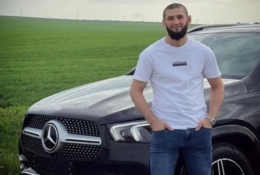 Хамзат Чимаев поблагодарил Рамзана Кадырова за подаренный «Мерседес»
