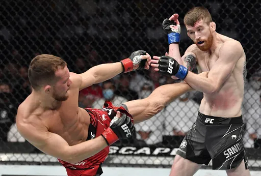 Лучшие бои 2021 года в UFC: доминирование Яна, мясорубка Гейджи и Чендлера и рекорд Холлоуэя