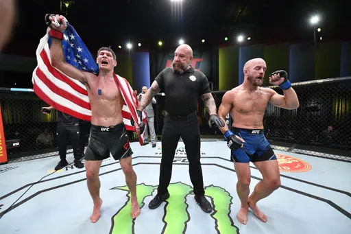 Боец UFC Джейнс, поставивший на свою победу весь гонорар за бой, проиграл Росе