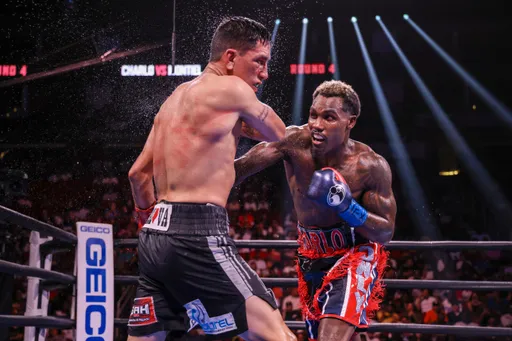 Чарло победил Монтиэля, защитив титул WBC в среднем весе
