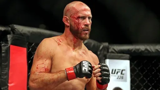 Бой Дональда Серроне и Джо Лоузона перенесен на UFC 274