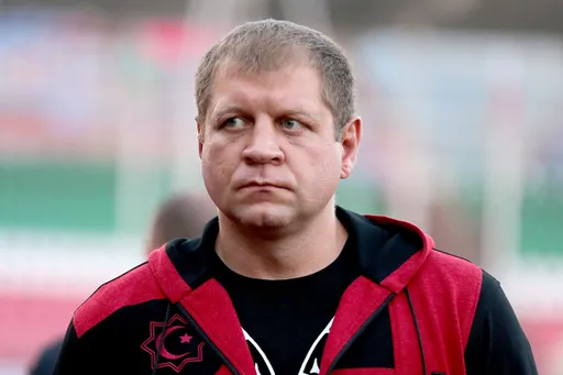 Менеджер Александра Емельяненко рассказал, почему на фото его потенциальных соперников изображен Федор