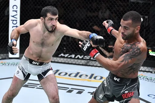 Эмеев проиграл Робертсу решением судей на UFC Fight Night 195