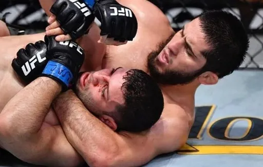 UFC показал реакцию Хабиба на победу Махачева