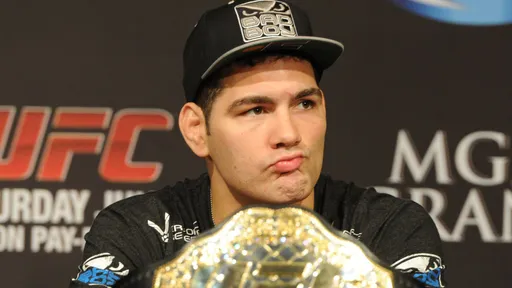 Сломавший ногу на UFC 261, Крис Вайдман обратился к своим критикам