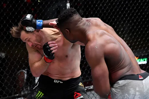 Стали известны обладатели бонусов на UFC 260