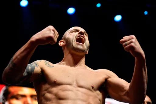 Волкановски победил Ортегу решением судей и защитил титул UFC