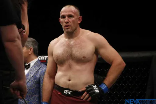 В UFC подтвердили дату поединка Олейника и Спивака